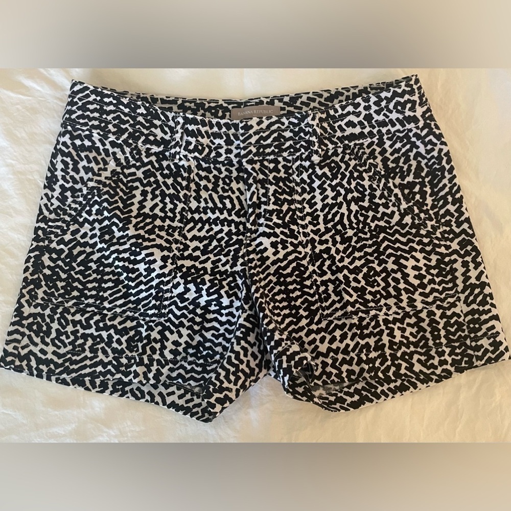 Banana Republic Black & White Shorts SZ 4 EUC